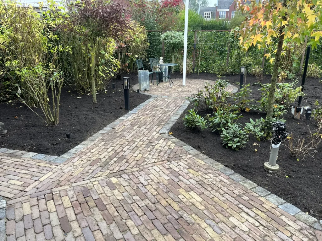 Tuin met klinkerpad, borders en zitgedeelte