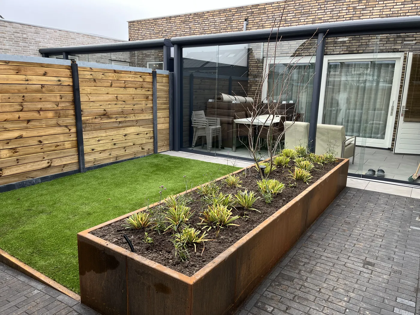 Cortenstaal plantenbakken bij het terras