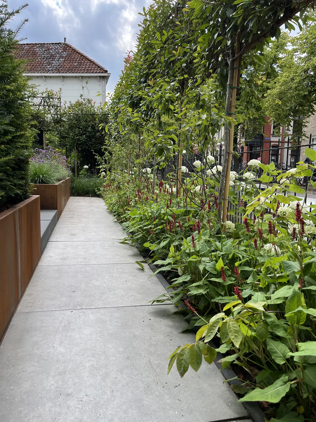 Bestraat pad met nieuwe border