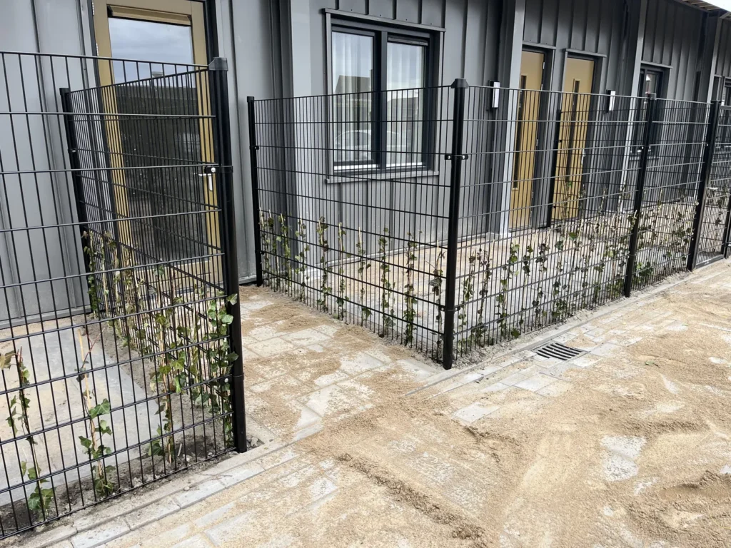 Binnenplaats met hekwerk en nieuwe bestrating