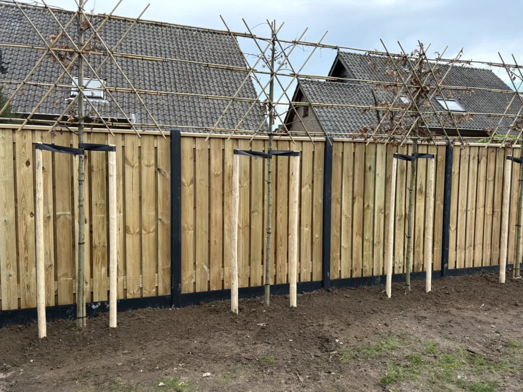 Nieuwe houten schutting met boompalen