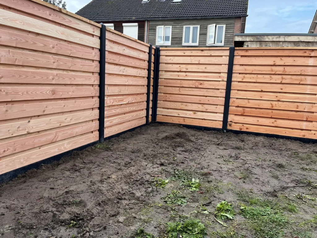 Aanleg met hardhouten schutting