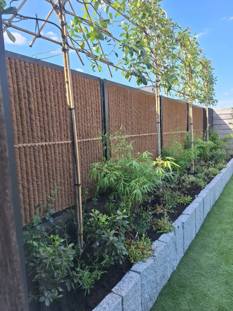 Border met vaste planten langs de schutting