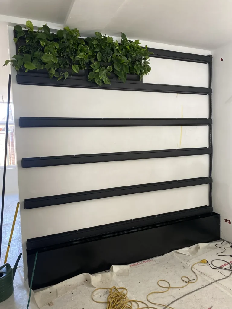 Zwarte schutting met groene wand