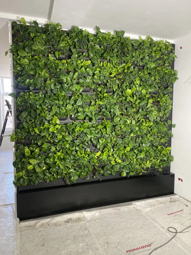 Verticale groene wand met zwarte latten
