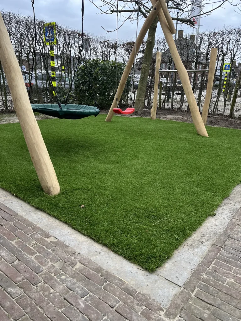 Gezinstuin met schommel en kunstgras