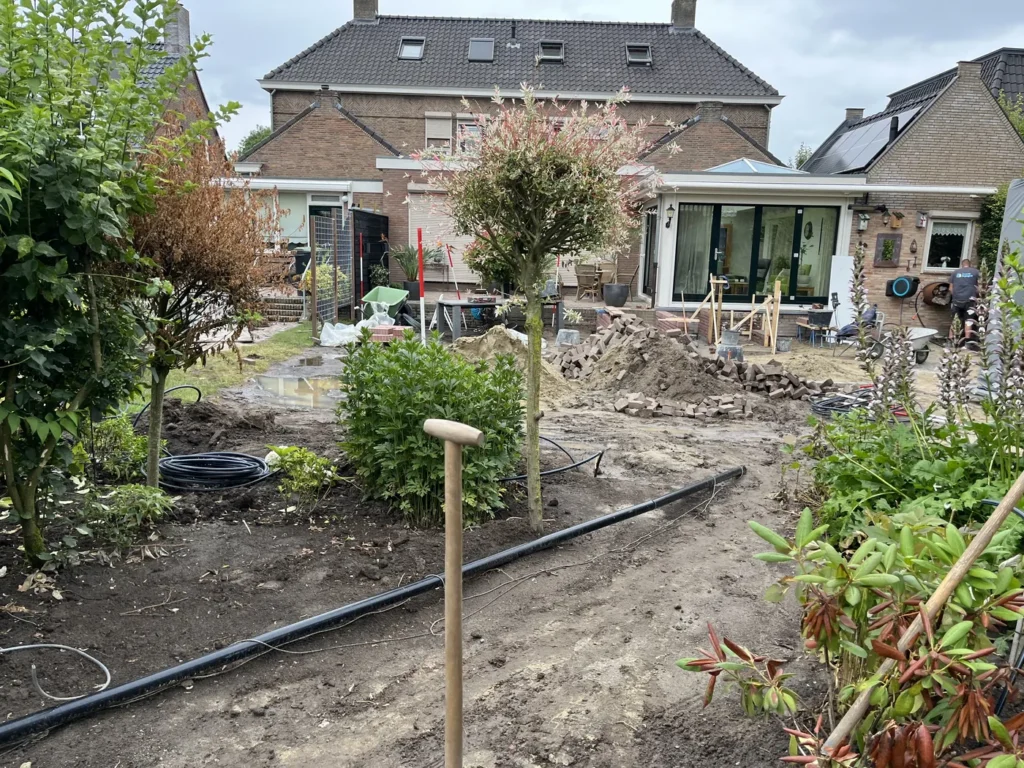 Tuinaanleg met nieuwe boom en beplanting