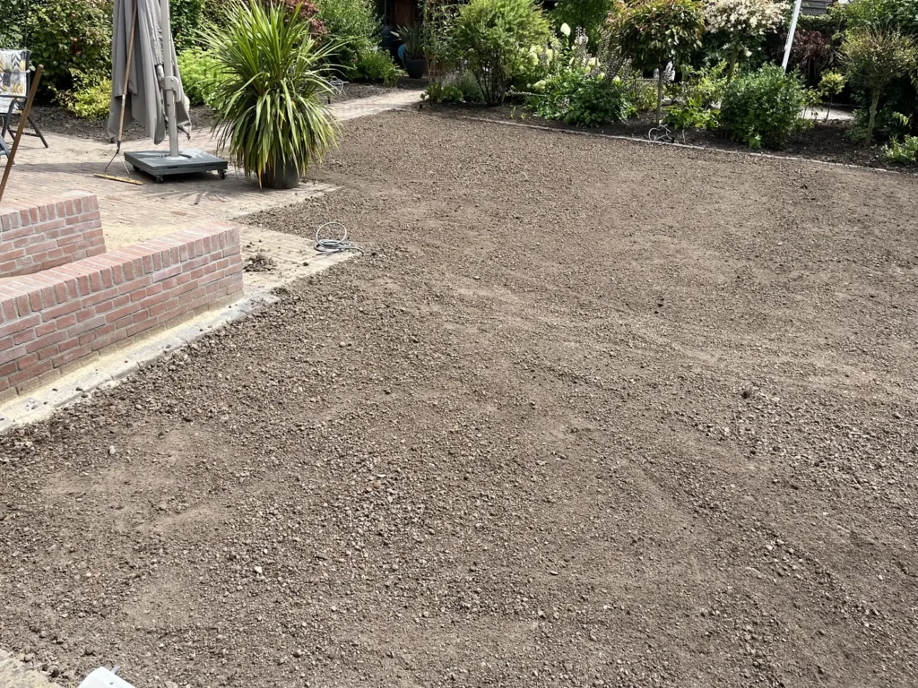 Grondwerk met nieuwe trap en terras