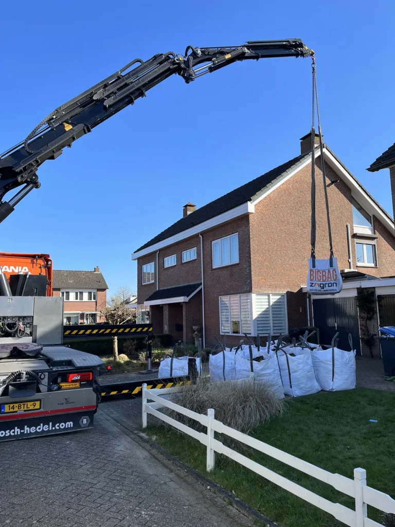 Aanvoer van materiaal met een kraan