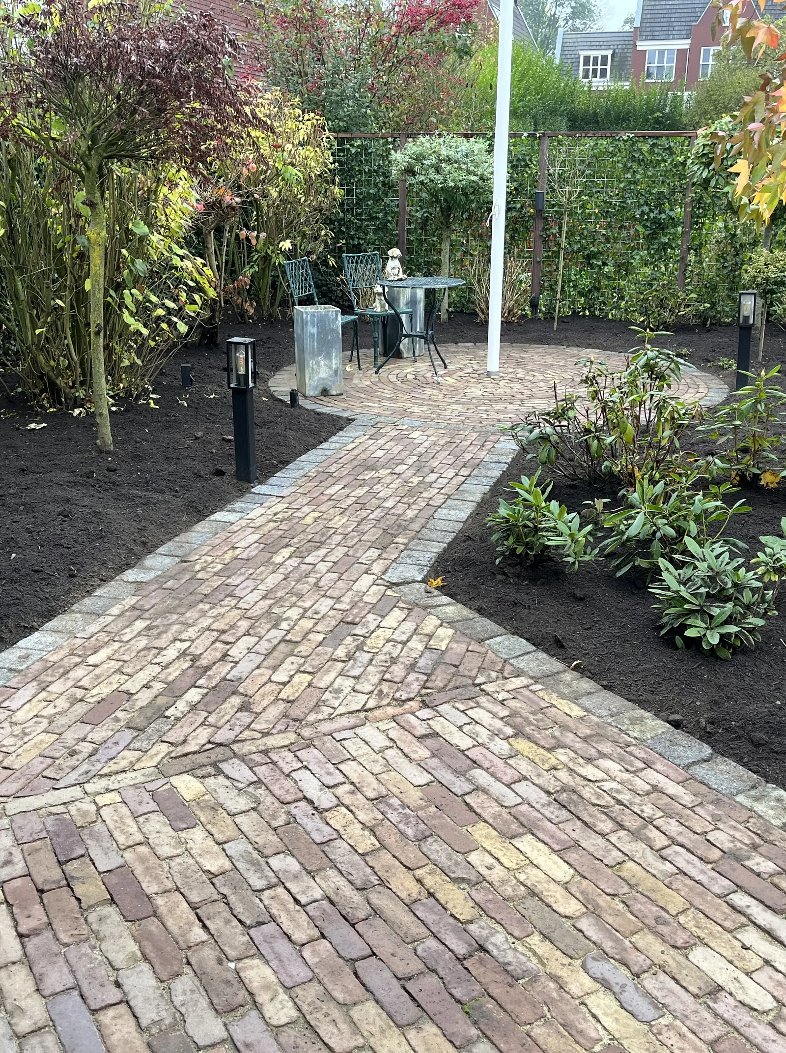 Verzorgd gazon aangelegd en onderhouden door Out-living